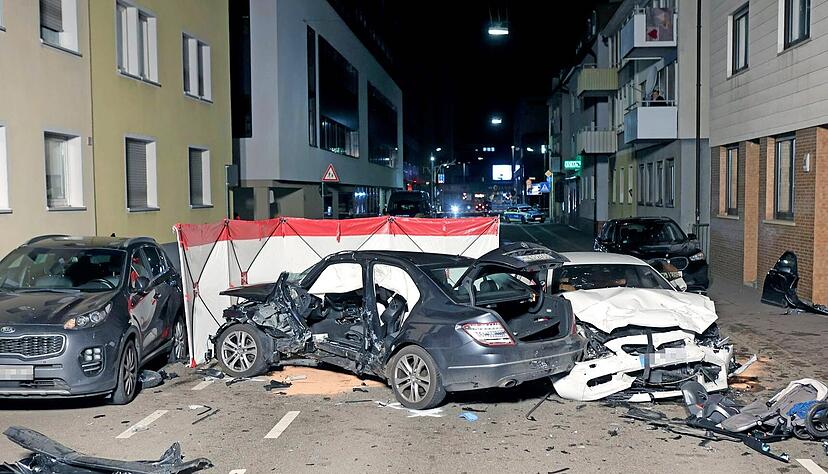 Bei dem tödlichen Unfall in der Wollhausstraße krachte der Fahrer des weißen BMW mit rund 100 Stundenkilometer in den schwarzen Mercedes. Der Mercedesfahrer war sofort tot. Der BMW-Fahrer steht jetzt vor Gericht.
Foto: Archiv/Seidel Bei dem tödlichen Unfall in der Wollhausstraße krachte der Fahrer des weißen BMW mit rund 100 Stundenkilometer in den schwarzen Mercedes. Der Mercedesfahrer war sofort tot. Der BMW-Fahrer steht jetzt vor Gericht.
Foto: Archiv/Seidel