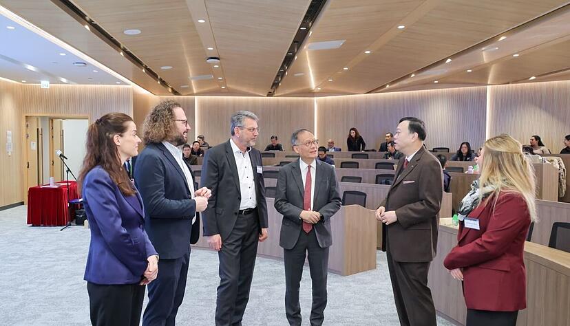 Reger Austausch beim Joint Symposium zwischen Vertretern der HHN und der Hong Kong Metropolitan University.