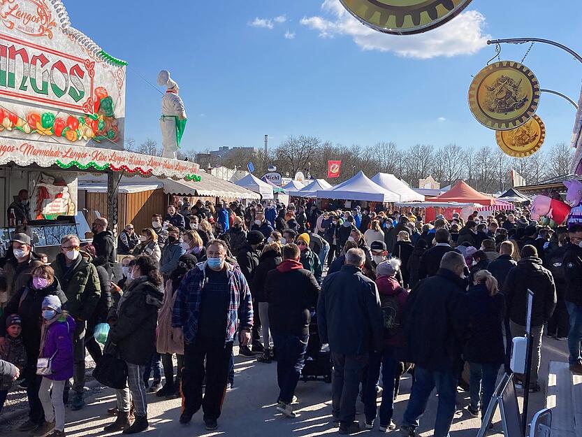 Bei strahlendem Sonnenschein zieht es am Sonntag noch mehr Menschen auf den Pferdemarkt Bei strahlendem Sonnenschein zieht es am Sonntag noch mehr Menschen auf den Pferdemarkt