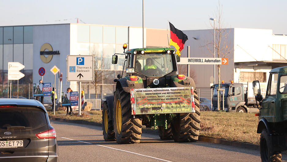 Bauernprotest: Landwirte versammeln sich am Sinsheimer Stadion