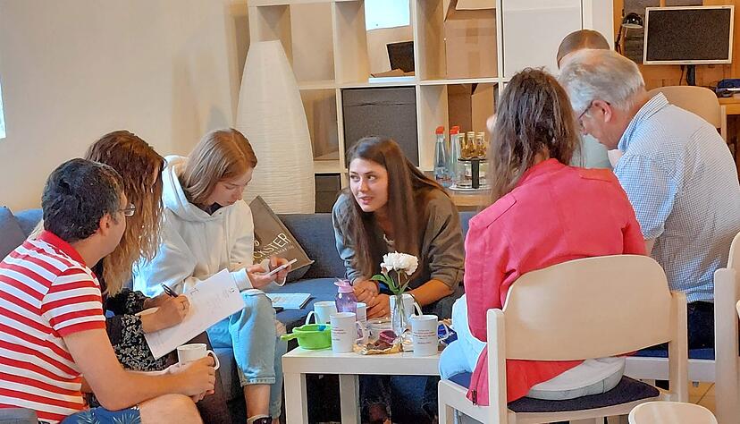 Junge Flüchtlinge aus der Ukraine sprechen am 2. Juni im neuen Willkommenspunkt in der Öhringer Spitalkirche mit dem ehrenamtlichen Helfer Daniel Febel (r.).
Foto: privat Junge Flüchtlinge aus der Ukraine sprechen am 2. Juni im neuen Willkommenspunkt in der Öhringer Spitalkirche mit dem ehrenamtlichen Helfer Daniel Febel (r.).
Foto: privat