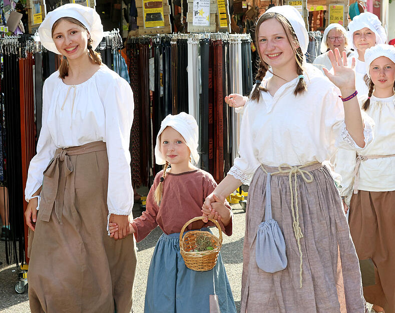Eröffnet wurde der Talmarkt mit einem Umzug. Eröffnet wurde der Talmarkt mit einem Umzug.