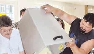 Ordentliche Temperaturen herrschten gestern für die Wahlhelfer in den drei Wahllokalen. Um 18.39 Uhr war die Arbeit beendet, und alle Stimmen waren ausgezählt. Ordentliche Temperaturen herrschten gestern für die Wahlhelfer in den drei Wahllokalen. Um 18.39 Uhr war die Arbeit beendet, und alle Stimmen waren ausgezählt.