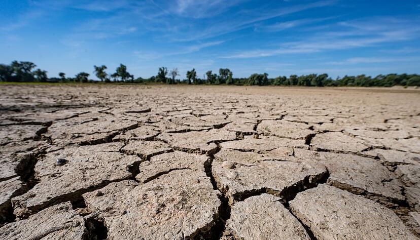 Aufgerissen und ausgetrocknet ist eine Sandbank an der Niedrigwasser führenden Donau. Aufgerissen und ausgetrocknet ist eine Sandbank an der Niedrigwasser führenden Donau.