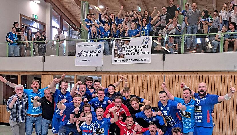 Unten feiert das Männer-Team den Aufstieg, oben auf der Tribüne freuen sich die aus der 3. Liga abgestiegenen Frauen mit: Beim TSV Bönnigheim ist der Zusammenhalt im Verein groß.
Fotos: Christiana Kunz (2), privat Unten feiert das Männer-Team den Aufstieg, oben auf der Tribüne freuen sich die aus der 3. Liga abgestiegenen Frauen mit: Beim TSV Bönnigheim ist der Zusammenhalt im Verein groß.
Fotos: Christiana Kunz (2), privat