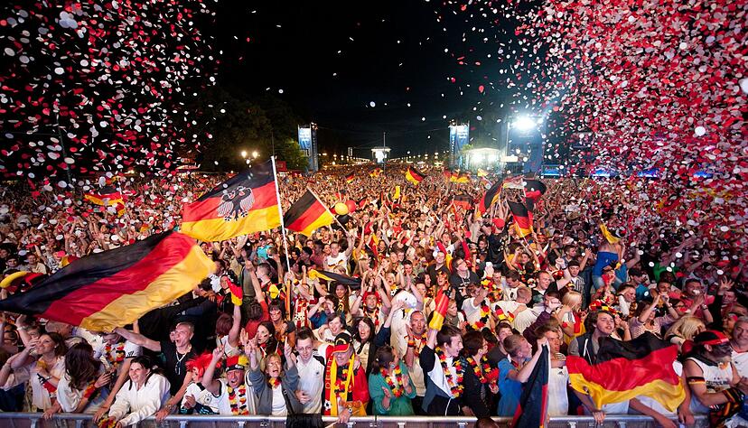 Neues Sommermärchen? Deutsche Fans hoffen natürlich auf den Titel für die Nationalelf. Neues Sommermärchen? Deutsche Fans hoffen natürlich auf den Titel für die Nationalelf.