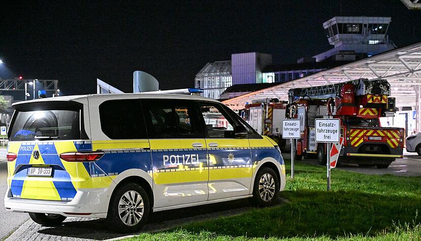 Polizei und Feuerwehr sind nach Drohnensichtungen und Flugausfällen am Flughafen München im Einsatz.