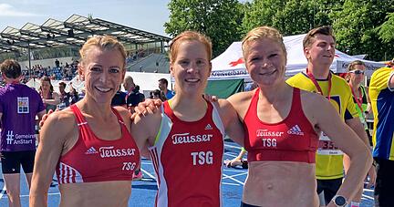 Beim Trollinger-Marathon in diesem Jahr war Teusser etwa bei den Läuferinnen (von links) Bettina Englisch, Isabel Leibfried und Veronica Clio Hähnle-Pohl von der TSG Heilbronn noch als Sponsor aktiv.
Foto: Stefanie Wahl Beim Trollinger-Marathon in diesem Jahr war Teusser etwa bei den Läuferinnen (von links) Bettina Englisch, Isabel Leibfried und Veronica Clio Hähnle-Pohl von der TSG Heilbronn noch als Sponsor aktiv.
Foto: Stefanie Wahl