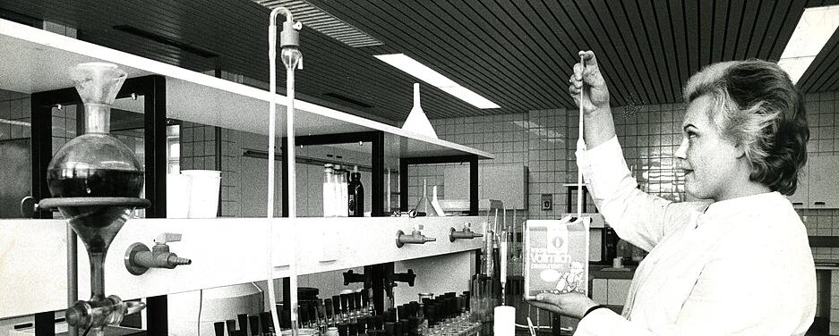 Laboruntersuchung am Milch-Produkt des Südmilchwerks in Heilbronn-Neckargartach 1975.