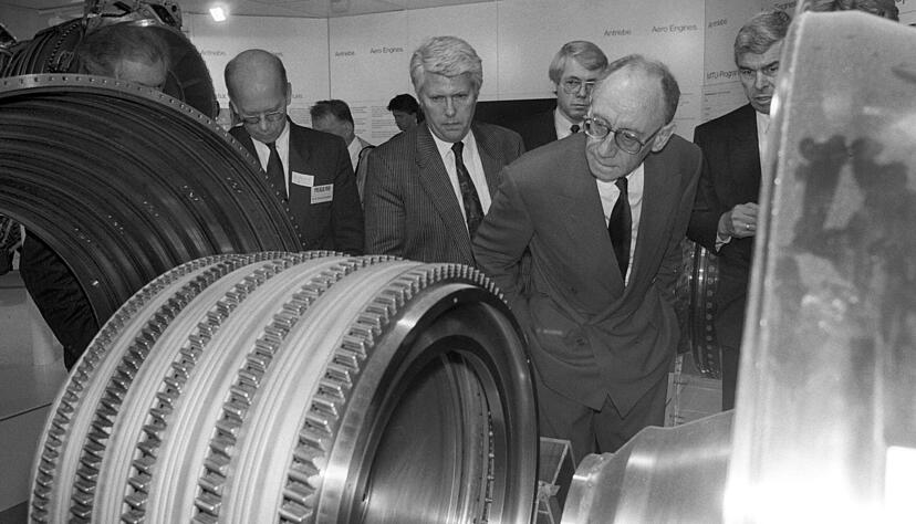 Der damalige Daimler Benz-Chef Edzard Reuter (r) schaut sich während eines Rundgangs auf der Internationalen Technologiemesse für Luft- und Raumfahrt in Hannover Teile eines Treibwerks an.