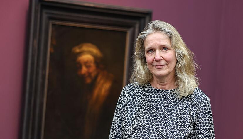 Kuratorin Anja Sevcik vor einem ihrer Lieblingsbilder: Der &laquo;Lachende Rembrandt&raquo;.