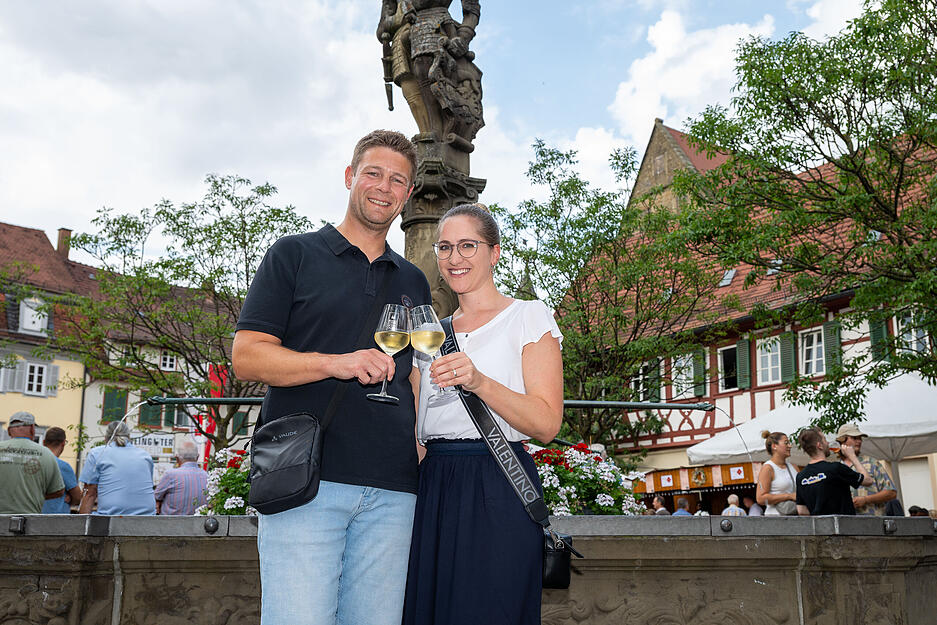 Die Öhringer Innenstadt verwandelt sich vom 3. bis 7. Juli in das Hohenloher Weindorf. Zehntausende Besucher werden erwartet. Zur Eröffnung war der Marktplatz gut gefüllt. Die Öhringer Innenstadt verwandelt sich vom 3. bis 7. Juli in das Hohenloher Weindorf. Zehntausende Besucher werden erwartet. Zur Eröffnung war der Marktplatz gut gefüllt.
