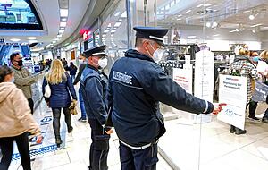Die st&auml;dtischen Kontrolleure schauen, wie viele Kunden ins Gesch&auml;ft d&uuml;rfen und ob die Verk&auml;ufer auch darauf achten.