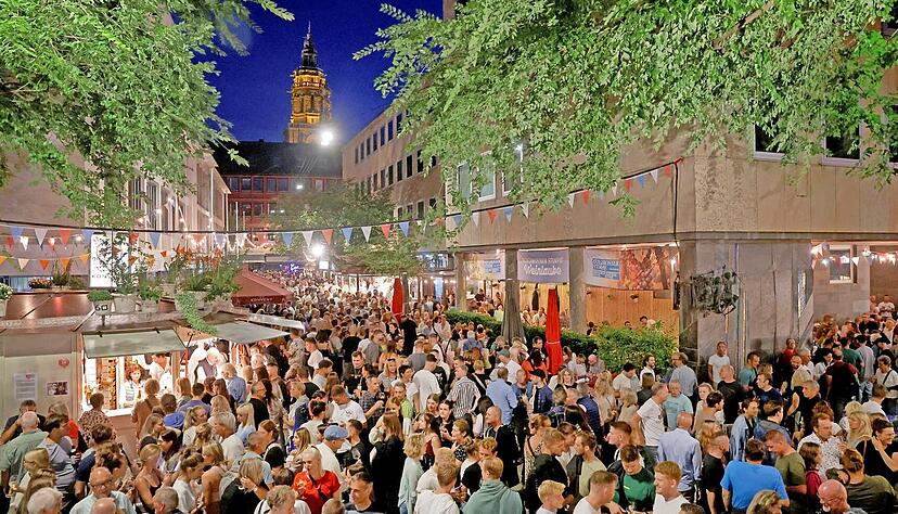 Zum Finale hoffen die Weindorf-Veranstalter und Standbetreiber noch einmal auf volle Gassen rund ums Rathaus.