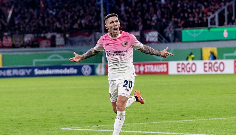 Alejandro Grimaldo gehört bei Bayer Leverkusen derzeit zu den Leistungsträgern. (Archivbild)