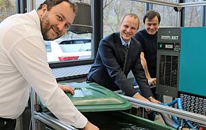 Christian Eifler (v. l.) , Professor Ekkehard Laqua und Laborbetreuer Alexander Rostov zeigen, wie die Abw&auml;rme der Maschine das Wasser erhitzt.
Fotos: Thomas Zimmermann