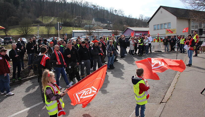 Haben auch die Unterstützung des Nachwuchses: die Mitarbeiter von Continental in Weißbach und Verhandlungsführerin Miriam Bürger (rechts). Haben auch die Unterstützung des Nachwuchses: die Mitarbeiter von Continental in Weißbach und Verhandlungsführerin Miriam Bürger (rechts).
