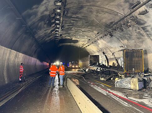 Lkw-Anhänger mit Kühlschränken brennt auf A81 aus: Blick in den Engelbergtunnel Lkw-Anhänger mit Kühlschränken brennt auf A81 aus: Blick in den Engelbergtunnel