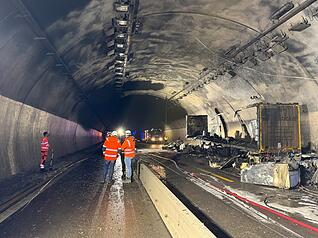 Lkw-Anhänger mit Kühlschränken brennt auf A81 aus: Blick in den Engelbergtunnel Lkw-Anhänger mit Kühlschränken brennt auf A81 aus: Blick in den Engelbergtunnel