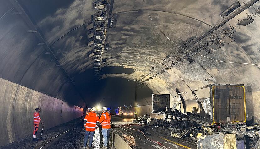 Lkw-Anh&auml;nger mit K&uuml;hlschr&auml;nken brennt auf A81 aus: Blick in den Engelbergtunnel