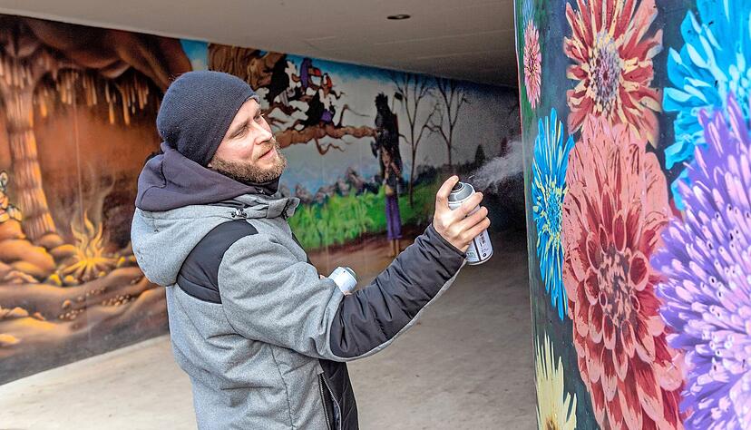 Streetart-Künstler Bernd Eisold macht Ausbesserungsarbeiten in der Bahnhofsunterführung in Weinsberg. Foto: Mario Berger
