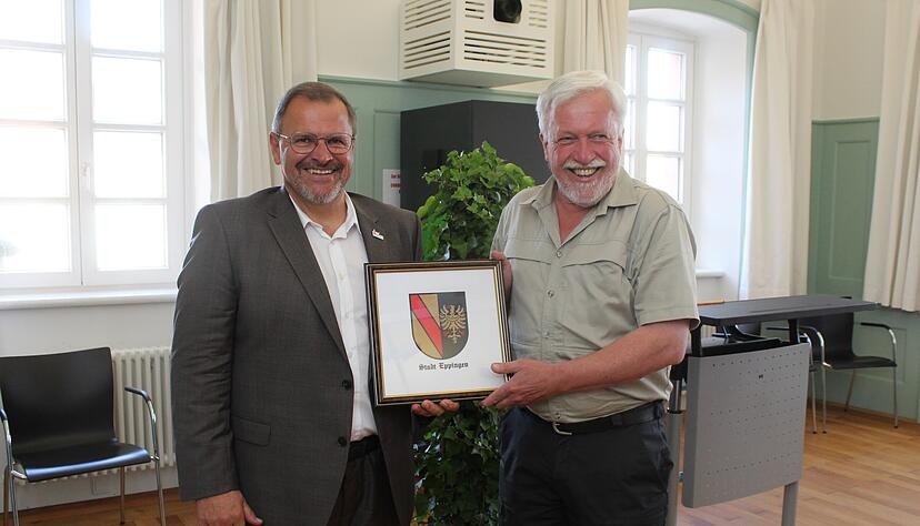 Eppingens OB Klaus Holaschke (links) &uuml;berreicht dem scheidenden Revierf&ouml;rster Michael Meny das Seidenwappen der Stadt.
Foto: J&ouml;rg K&uuml;hl