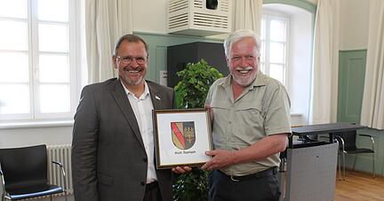 Eppingens OB Klaus Holaschke (links) &uuml;berreicht dem scheidenden Revierf&ouml;rster Michael Meny das Seidenwappen der Stadt.
Foto: J&ouml;rg K&uuml;hl