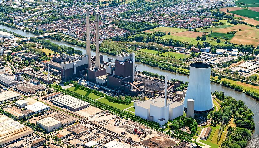 Direkt vor dem K&uuml;hlturm will die EnBW eine Gas- und Dampfturbine errichten (wei&szlig;e Geb&auml;ude). Sie soll 2026 das Kohlekraftwerk (links) abl&ouml;sen.
Foto/Animation: EnBW
