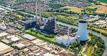 Direkt vor dem K&uuml;hlturm will die EnBW eine Gas- und Dampfturbine errichten (wei&szlig;e Geb&auml;ude). Sie soll 2026 das Kohlekraftwerk (links) abl&ouml;sen.
Foto/Animation: EnBW