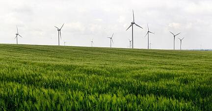 Windkraftanlagen hinter einem Feld. Windkraftanlagen hinter einem Feld.