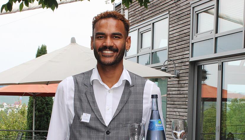 Luca Miguel ist Servicemitarbeiter im Hotel Rappenhof in Weinsberg. Luca Miguel ist Servicemitarbeiter im Hotel Rappenhof in Weinsberg.