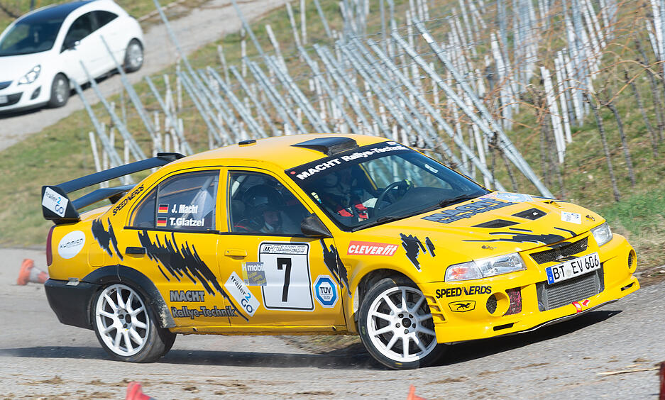 Mit ihrem Mitsubishi Evolution VI brauchten sie 23:04,6 Minuten, bis sie die Rundfahrt absolviert hatten. Mit ihrem Mitsubishi Evolution VI brauchten sie 23:04,6 Minuten, bis sie die Rundfahrt absolviert hatten.