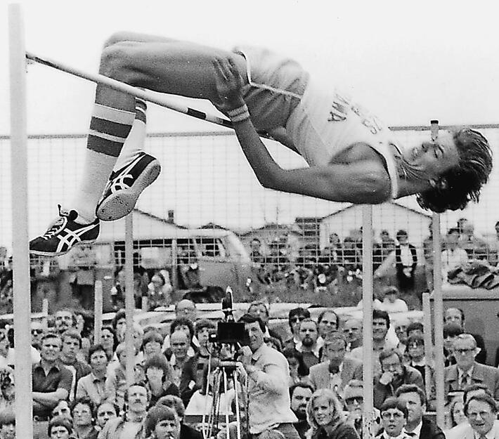 Weltrekord I: Gefilmt vom Fernsehen, schafft der Pole Jacek Wszola am 25. Mai 1980 die Höhe von 2,35 Meter. Schon bei der 2. Auflage des Meetings gehen die Schlagzeilen um die Welt.
