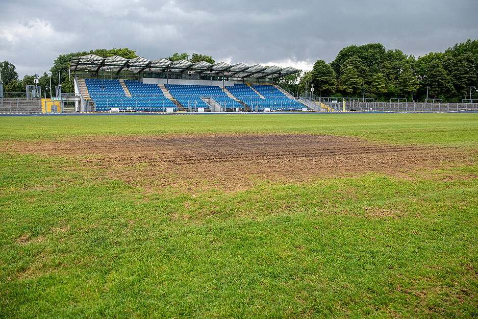Rasen im Frankenstadion ist nach Ärzte-Konzert ein Acker, Tartanbahn beschädigt Rasen im Frankenstadion ist nach Ärzte-Konzert ein Acker, Tartanbahn beschädigt