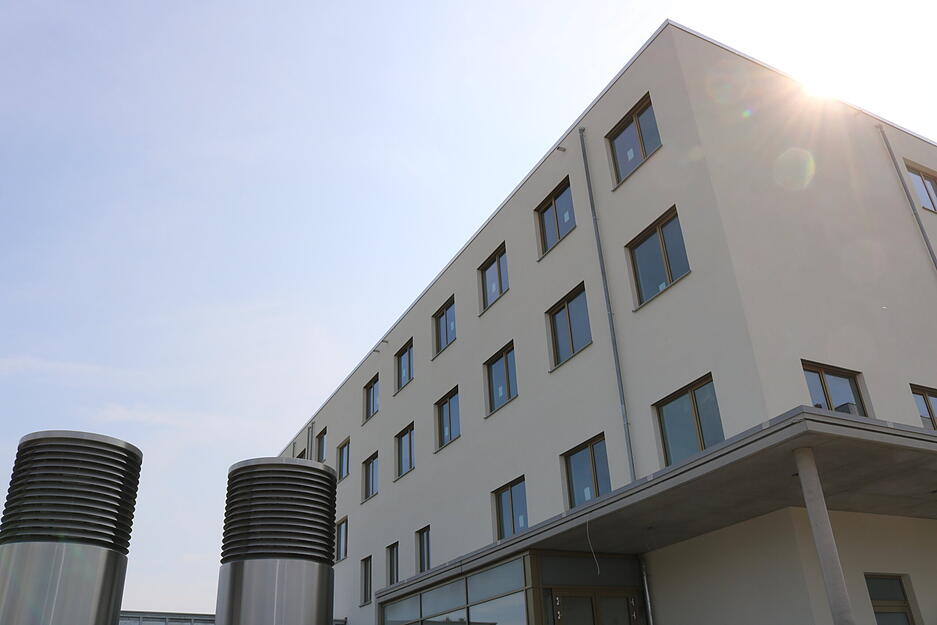 Der Neubau des Hohenloher Krankenhauses sieht von außen schon ziemlich fertig aus.