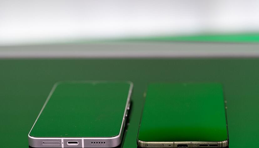 Tr&auml;gt deutlich mehr auf: Das 9 Millimeter dicke Nothing Phone 3 (links) neben dem 5,9 Millimeter dicken Edge 70 (rechts).