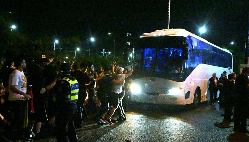 Die Abreise des iranischen Fu&szlig;ballteams vom Stadion war chaotisch.