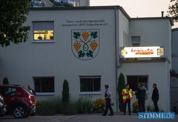 Bei Schüssen in der Gaststätte eines Sportverein sind am Dienstag drei Menschen ums Leben gekommen und fünf weitere verletzt worden.