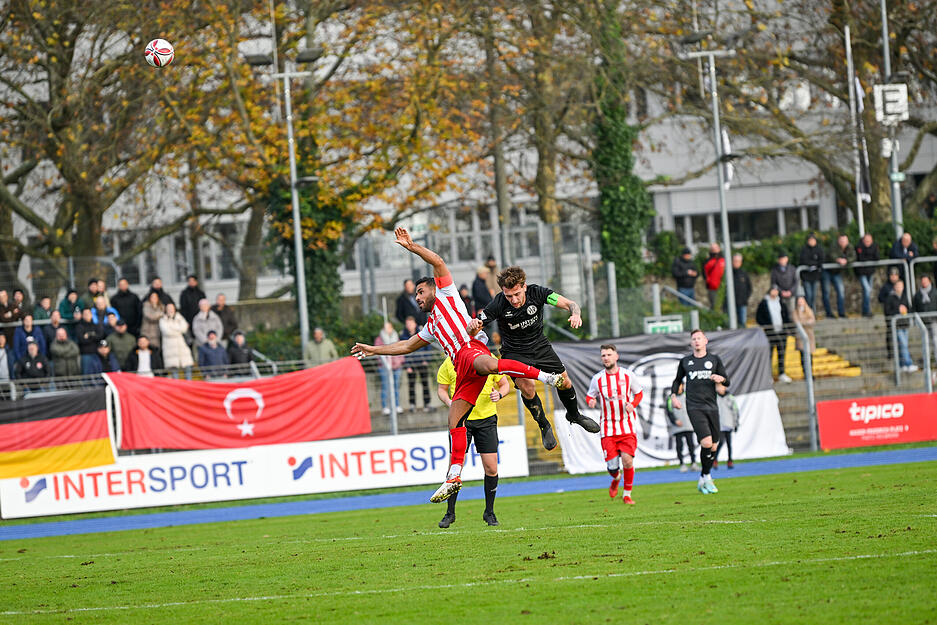 Tevfik Altindag (Türkspor Neckarsulm) und Robin Farber (VfR)