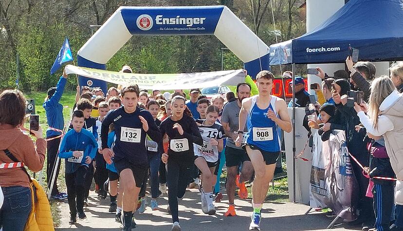 Beim Fünf-Kilometer-Lauf gingen 112 Läuferinnen und Läufer der Jahrgänge 1952 bis 2012 an den Start.
Foto: Ute Plückthun Beim Fünf-Kilometer-Lauf gingen 112 Läuferinnen und Läufer der Jahrgänge 1952 bis 2012 an den Start.
Foto: Ute Plückthun