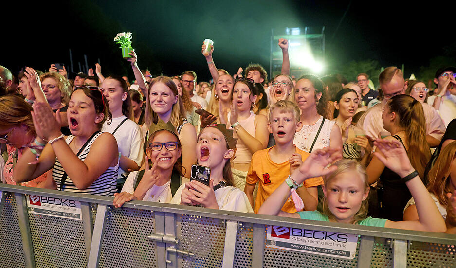 Bei hochsommerlichen Temperaturen von über 30 Grad feierten die Besucher zur Musik. Bei hochsommerlichen Temperaturen von über 30 Grad feierten die Besucher zur Musik.