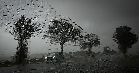 Sturm und Starkregen: Bei so extremen Wetterlagen fährt man möglichst gar nicht erst los.