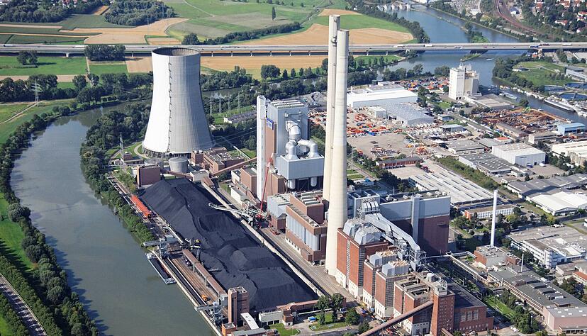 Rechts neben dem Kühlturm soll das Gaskraftwerk Heilbronn errichtet werden. Dafür werden die Kohleblöcke abgeschaltet.
Foto: Daniel Maier-Gerber
