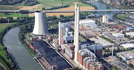 Rechts neben dem Kühlturm soll das Gaskraftwerk Heilbronn errichtet werden. Dafür werden die Kohleblöcke abgeschaltet.
Foto: Daniel Maier-Gerber