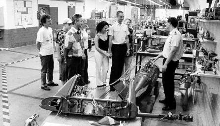 Fachkundiges Personal der Luftwaffeninstandhaltungsgruppe 11 erl&auml;uterte den G&auml;sten, wie hier in der Abwurfger&auml;teinstandhaltung, ihren Fachauftrag und die Ger&auml;te. (Foto: Roland K&uuml;hleisen)