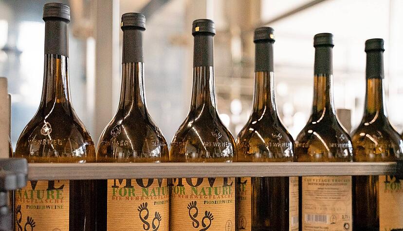 So sehen die neuen Mehrweg-Flaschen aus. Damit sie gut erkennbar sind, haben sie eine spezielle Form. Das Pfand beträgt 25 Cent.
Foto: Prinzip E /Karin Steinmann