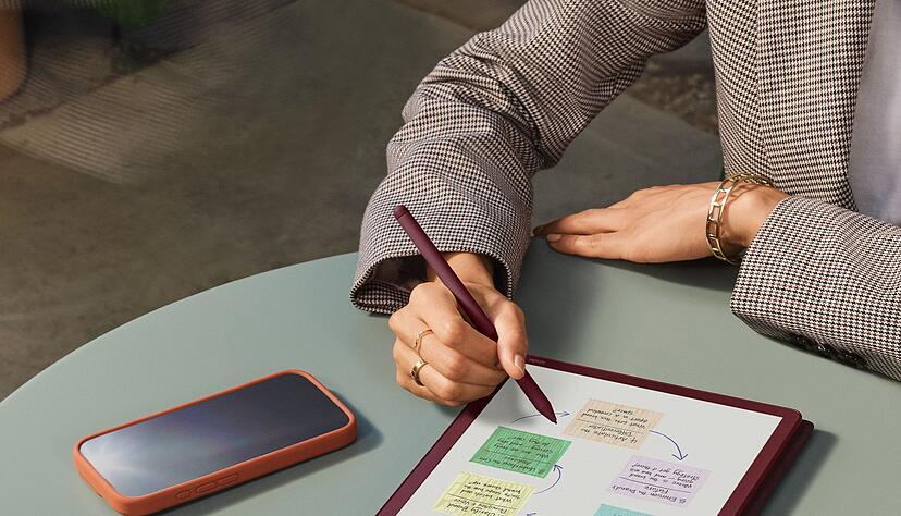 Dezente Farbdarstellung: Der neue Kindl Scribe Colorsoft von Amazon. Dezente Farbdarstellung: Der neue Kindl Scribe Colorsoft von Amazon.