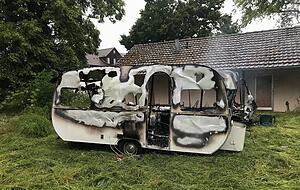 Auf einem ehemaligen Campingplatz an der B27 in Gundelsheim sind im Juni 2020 zwei Wohnwagen vollständig ausgebrannt. Auf einem ehemaligen Campingplatz an der B27 in Gundelsheim sind im Juni 2020 zwei Wohnwagen vollständig ausgebrannt.
