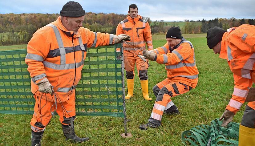 Mit Muskelkraft prüfen die Straßenwärter ihr Werk. Der Fangzaun muss kräftigen Stürmen und Schneefällen standhalten können.
Fotos: Torsten Büchele Mit Muskelkraft prüfen die Straßenwärter ihr Werk. Der Fangzaun muss kräftigen Stürmen und Schneefällen standhalten können.
Fotos: Torsten Büchele