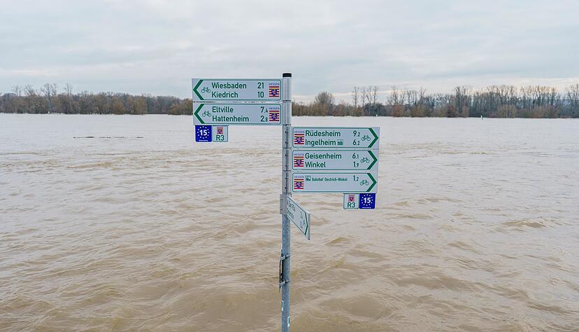 Der Radweg mit Beschilderung am Rheinufer im Ortsteil Mittelheim (Oestrich-Winkel) steht komplett unter Wasser.